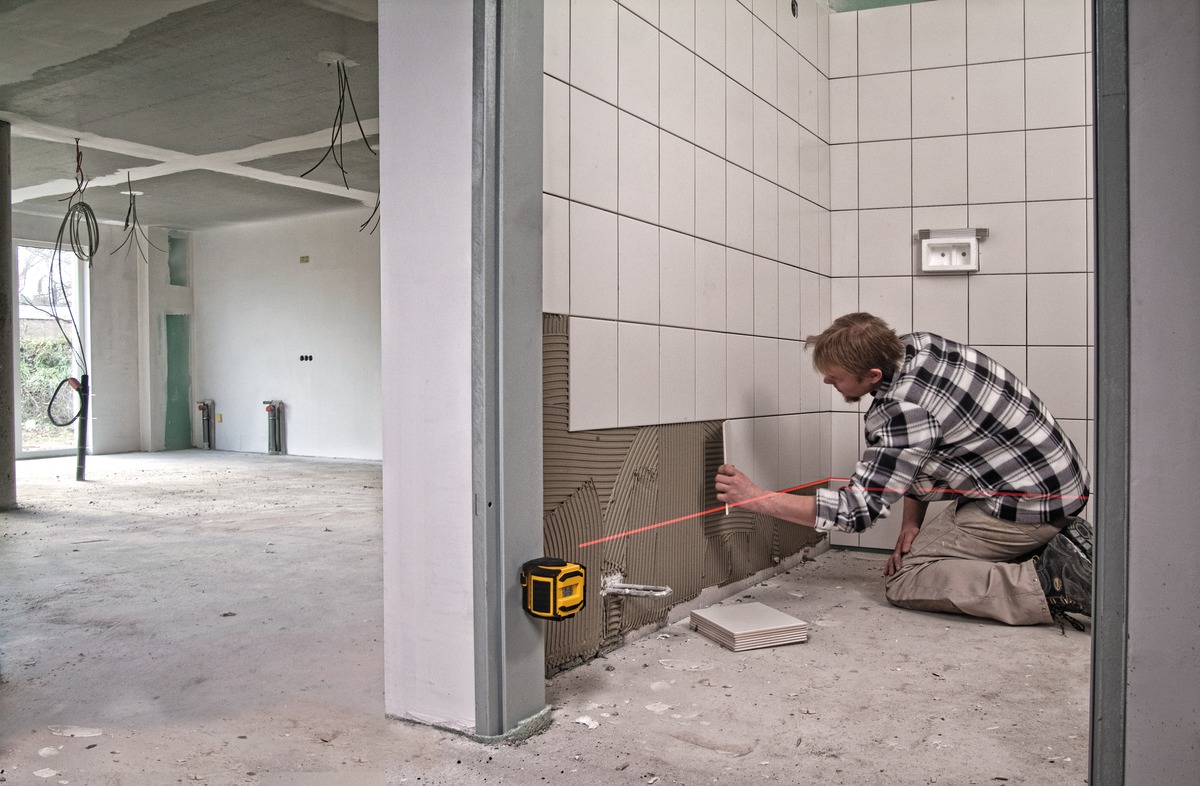 STABILA Kreuzlinienlaser LAX 300, 5-teiliges Set, selbstnivellierend, scharfe Laser-Linien mit Lotpunkten, Reichweite bis 20 m, Schutzklasse IP 54, inklusive Teleskopstange LT 30