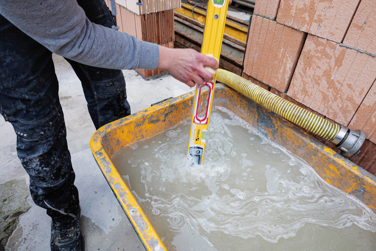 STABILA Digitale Wasserwaage TECH 196 DL, 23 cm, wasser- und staubdicht nach IP 67, 2 Digital-Displays, kalibrationsfrei, Anzeige-Modi: °, %, mm/m, in/ft, Tasche