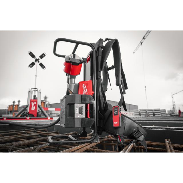 Milwaukee MXFCVBP-0 MX FUEL Akku-Rucksack-Betonverdichter