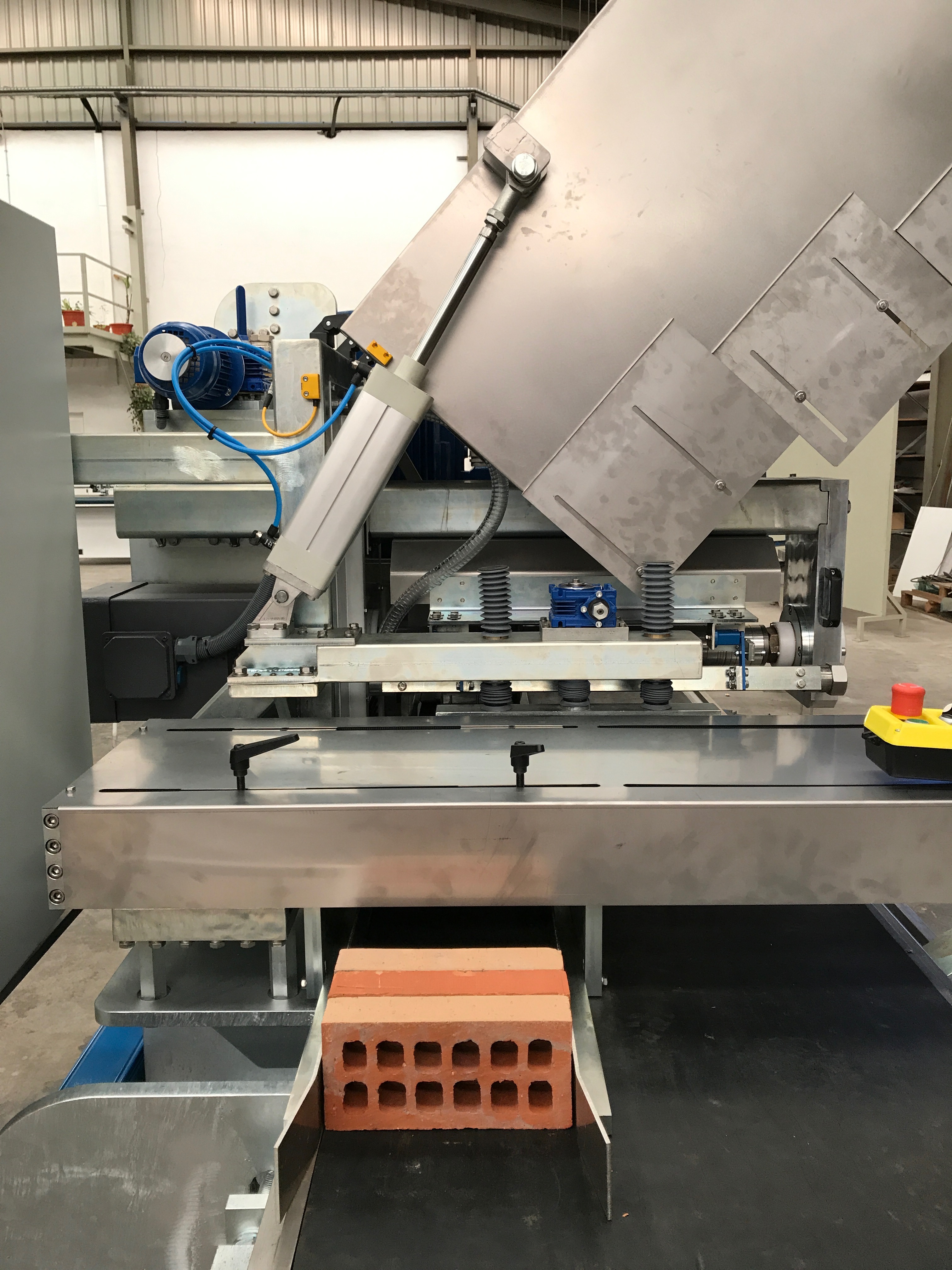 Maincer Schneidmaschine für Klinker-Riemchen und -Eckwinkel MCN-700/2L