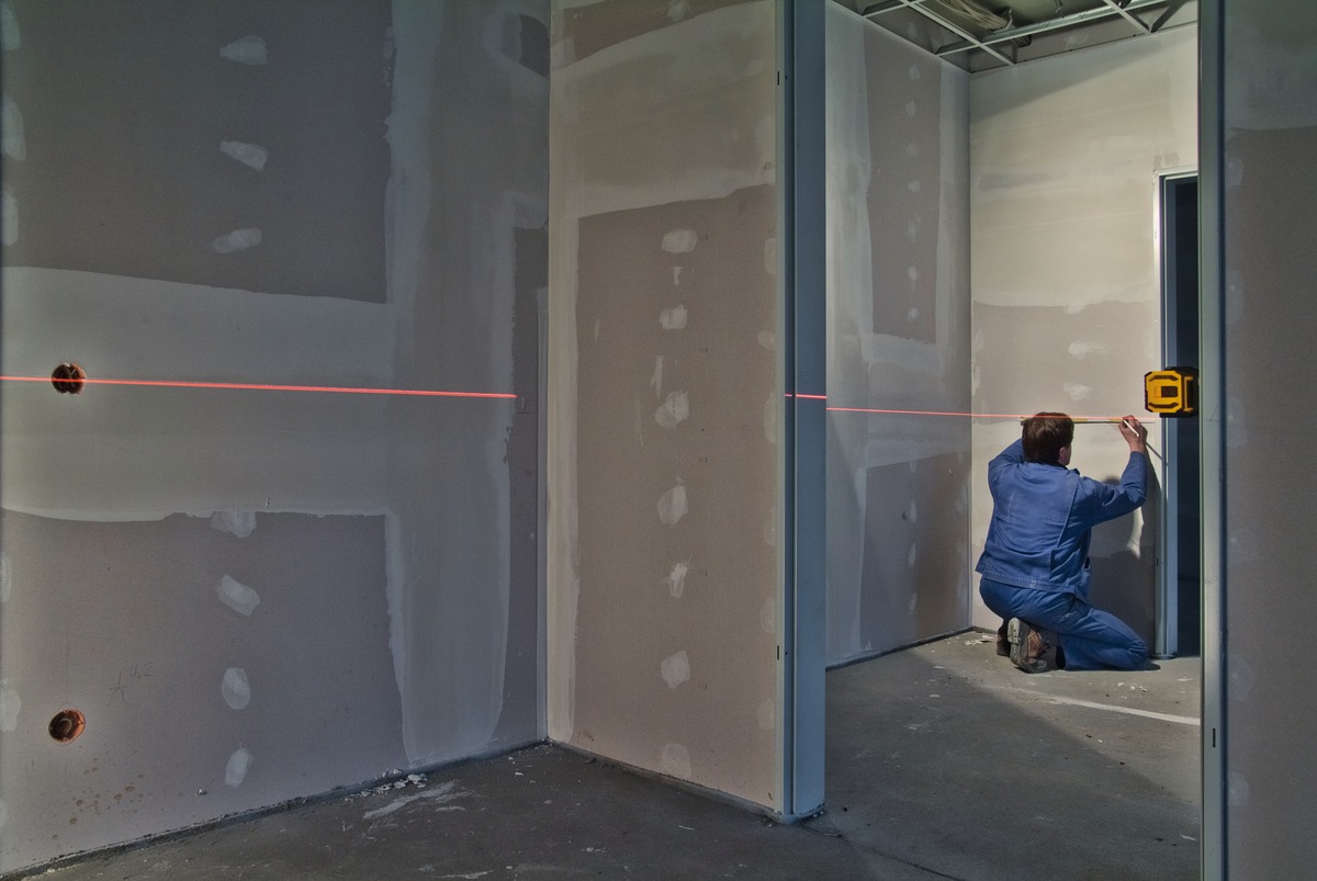 STABILA Kreuzlinienlaser LAX 300, 5-teiliges Set, selbstnivellierend, scharfe Laser-Linien mit Lotpunkten, Reichweite bis 20 m, Schutzklasse IP 54, inklusive Teleskopstange LT 30