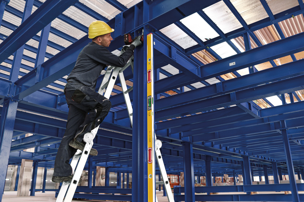 STABILA Digitale Wasserwaage TECH 196M DL, 61 cm, wasser- und staubdicht nach IP 67, 2 Digital-Displays, kalibrationsfrei, Anzeige-Modi: °, %, mm/m, in/ft, Magnetsystem, Tasche