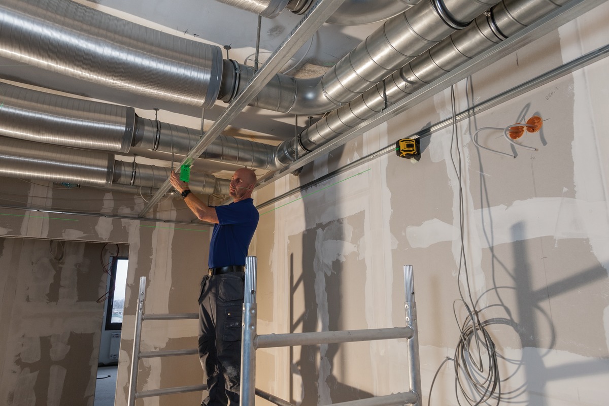 STABILA Kreuzlinienlaser LAX 300 G, 4-teiliges Set, selbstnivellierend, helle grüne Laser-Linien mit Lotpunkten, Reichweite bis 30 m, Schutzklasse IP 54, Zielplatte, Wandhalterung, Tasche