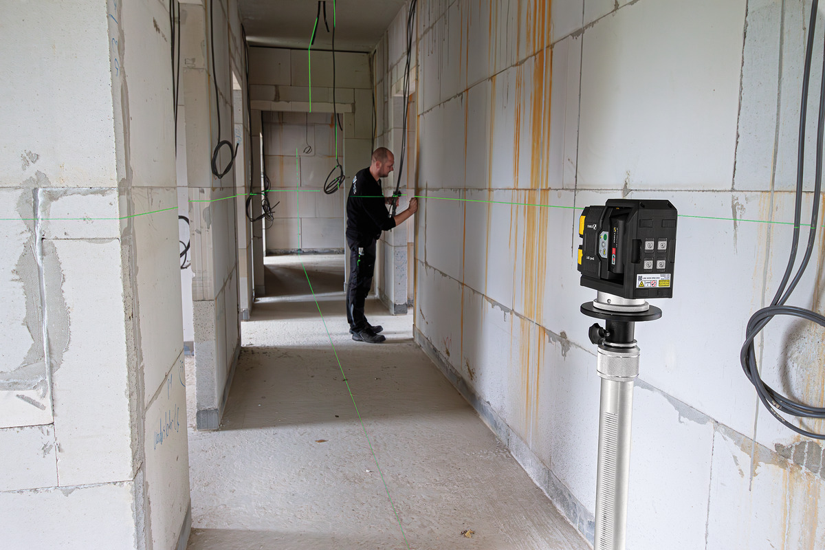 STABILA 12-V-System Kreuzlinienlaser grün LAX 500 G, selbstnivellierend, mit Lotpunkten, max. Reichweite: 40 m, CAS-Akku und CAS-Ladegerät (EU), Laserbasis, Wandhalterung, Zielplatte, Tragekoffer