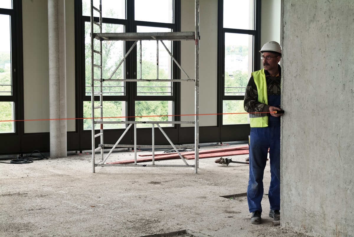 STABILA Laser-Entfernungsmesser LD 320, max. Messbereich 60 m, 8 Messfunktionen (u. a. Fläche, Volumen, Pythagoras, MIN/MAX-Tracking), IP 40, Tasche, Handschlaufe, inkl. Batterien (2 x AAA)