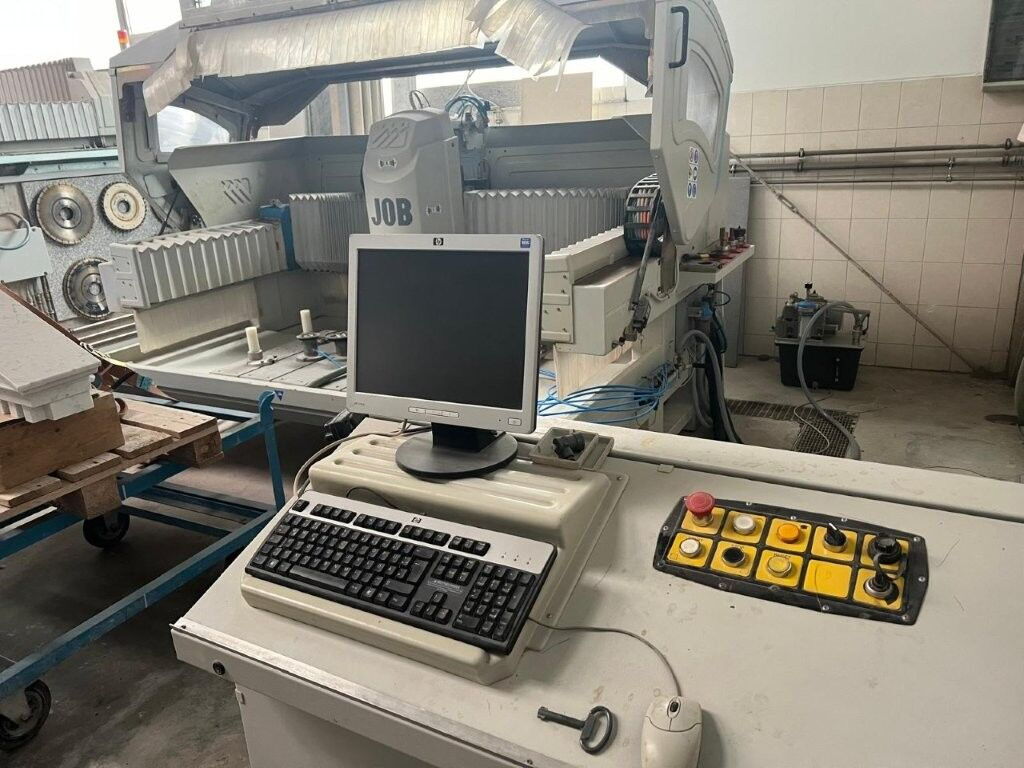 Kompaktes CNC-Bearbeitungszentrum DENVER JOB