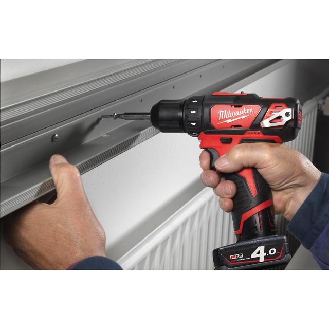 Milwaukee M12BDD-202C AKKU-SCHRAUBER