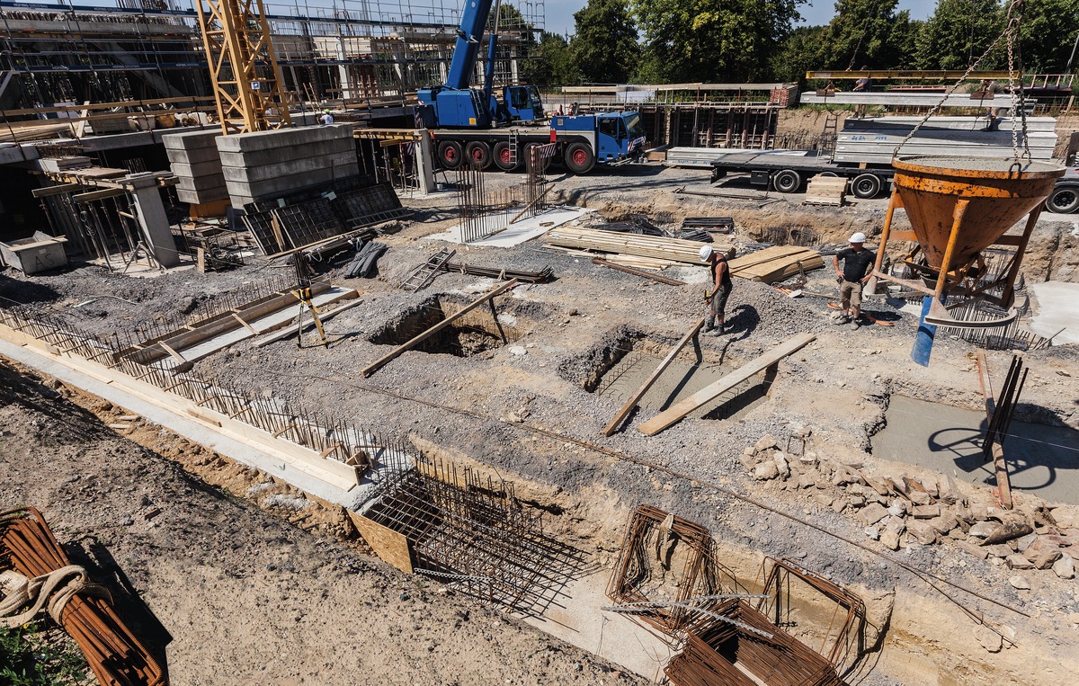 STABILA Rotationslaser LAR 300, 3-teiliges Set, selbstnivellierend, vollautomatisch und motorgesteuert, wasser- und staubdicht nach IP 65, inkl. Receiver und Tragekoffer