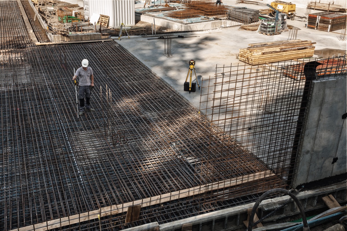 STABILA Rotationslaser LAR 160, 5-teiliges Set, selbstnivellierend, hohe Nivelliergenauigkeit ± 0,1 mm/m, wasser- und staubdicht nach IP 65, inklusive Set-Receiver und stabilem Tragekoffer