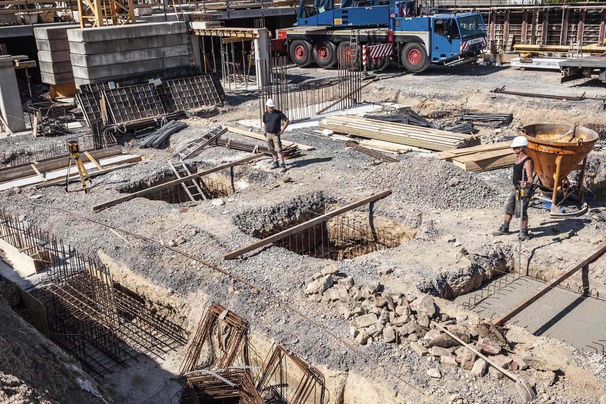 STABILA Rotationslaser LAR 300, 3-teiliges Set, selbstnivellierend, vollautomatisch und motorgesteuert, wasser- und staubdicht nach IP 65, inkl. Receiver und Tragekoffer