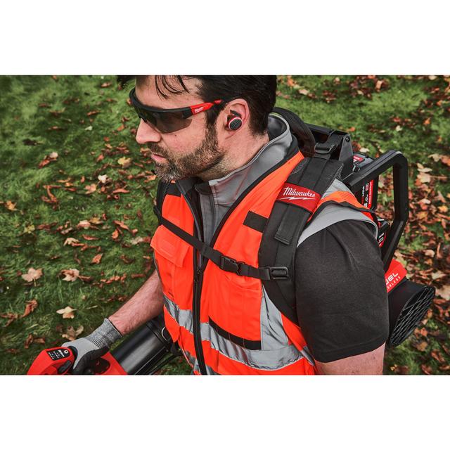 Milwaukee L4RLEPB-301 USB Bluetooth Gehörschutz inkl. L4B3 RED LITHIUM Akku u. Ladekabel