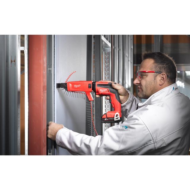 Milwaukee M18FSGC-202X  M18 FUEL Akku-Trockenbauschrauber mit Magazinvorsatz