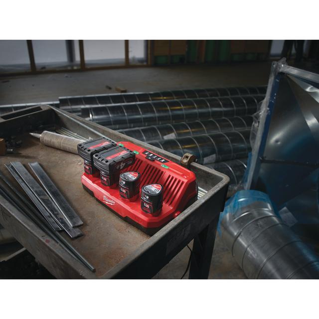 Milwaukee M12 C4 Multiladegerät