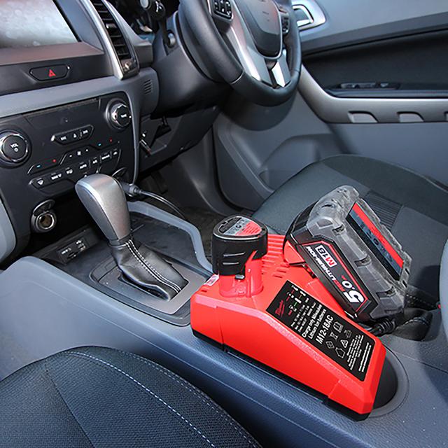 Milwaukee M12-18AC Autoladegerät