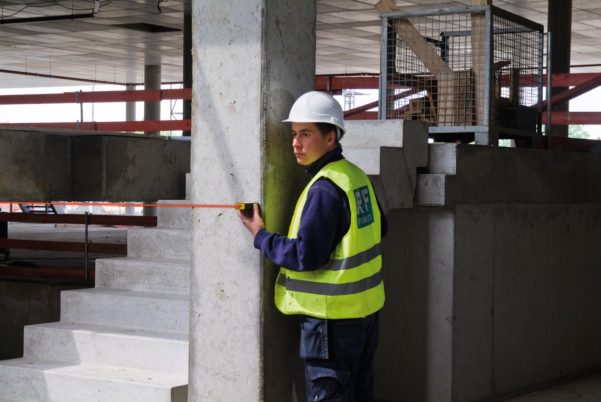 STABILA Laser-Entfernungsmesser LD 320, max. Messbereich 60 m, 8 Messfunktionen (u. a. Fläche, Volumen, Pythagoras, MIN/MAX-Tracking), IP 40, Tasche, Handschlaufe, inkl. Batterien (2 x AAA)