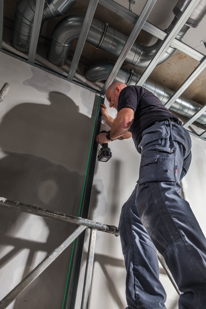 STABILA Kreuzlinienlaser LAX 300 G, 4-teiliges Set, selbstnivellierend, helle grüne Laser-Linien mit Lotpunkten, Reichweite bis 30 m, Schutzklasse IP 54, Zielplatte, Wandhalterung, Tasche