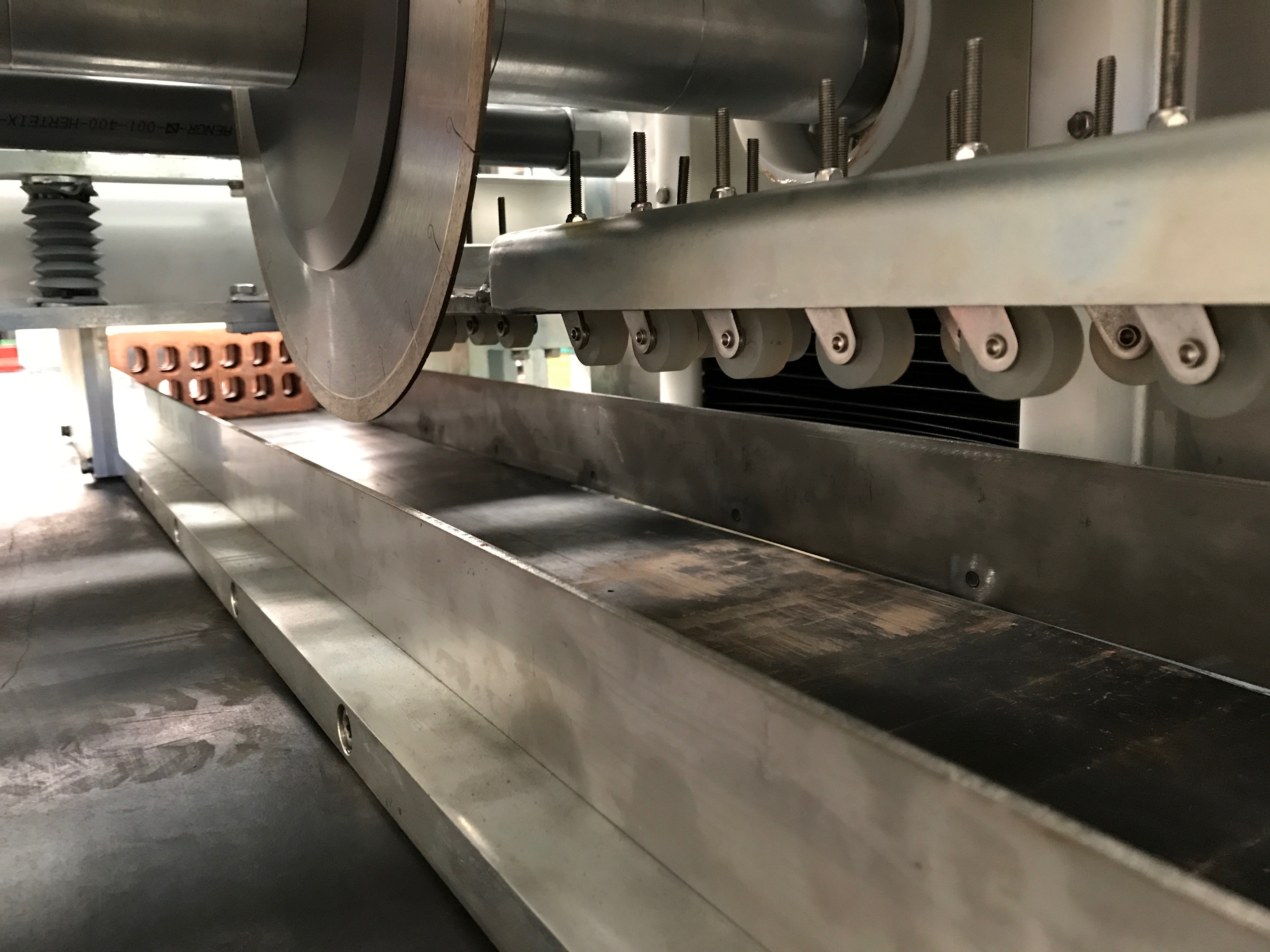 Maincer Schneidmaschine für Klinker-Riemchen und -Eckwinkel MCN-700/2L