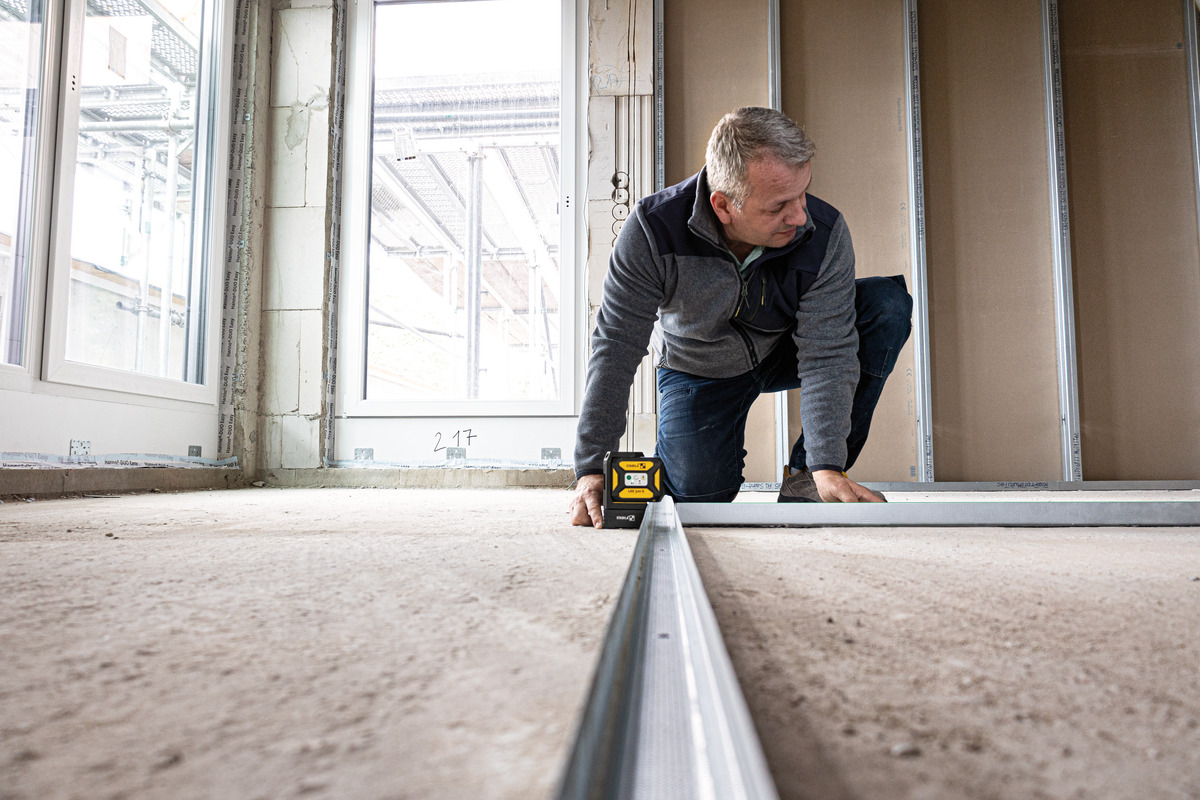 STABILA Kreuzlinienlaser grün LAX 320 G, selbstnivellierend, mit Lotpunkten, max. Reichweite: 30 m, Set inkl. Laserbasis, Wandhalterung, Zielplatte, Gürteltasche, Batterien (3 x AA)