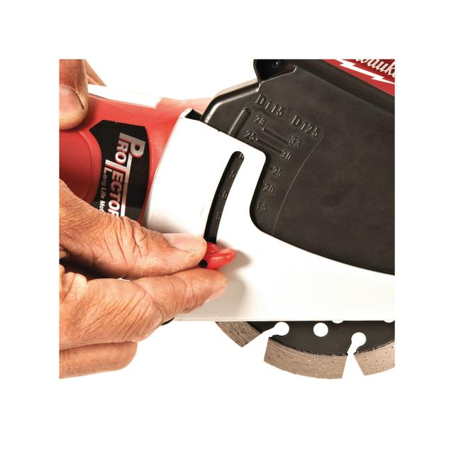 Milwaukee AGV15-125XCDEC-SET Winkelschleifer mit Absaughaube Trennen