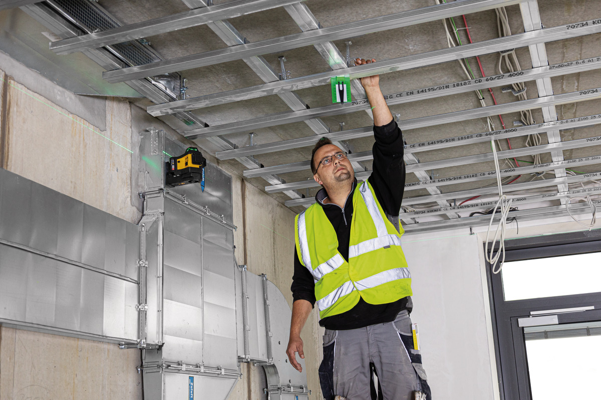 STABILA 12-V-System Kreuzlinienlaser LAX 600 G, selbstnivellierend, 3 x 360° grüne Laserlinien, max. Reichweite: 40 m, Tragekoffer, Universal- und Wandhalterung (ohne Akku und Ladegerät)