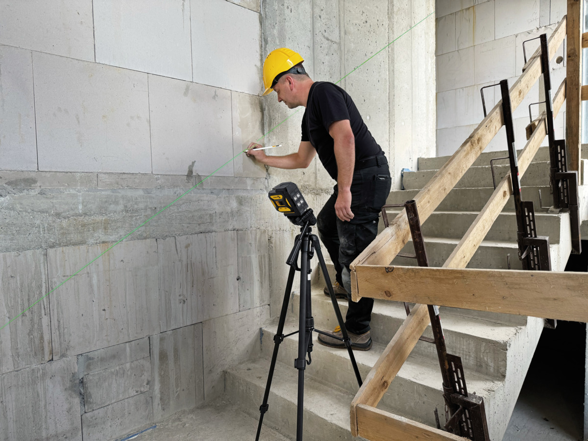 STABILA Kreuzlinienlaser grün LAX 320 G, selbstnivellierend, mit Lotpunkten, max. Reichweite: 30 m, Set inkl. Laserbasis, Wandhalterung, Zielplatte, Gürteltasche, Batterien (3 x AA)