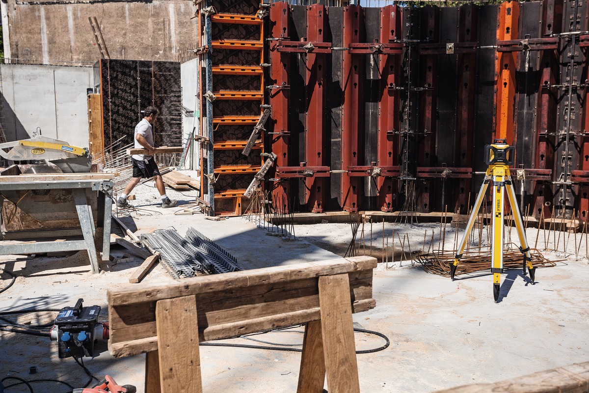 STABILA Rotationslaser LAR 160, 5-teiliges Set, selbstnivellierend, hohe Nivelliergenauigkeit ± 0,1 mm/m, wasser- und staubdicht nach IP 65, inklusive Set-Receiver und stabilem Tragekoffer