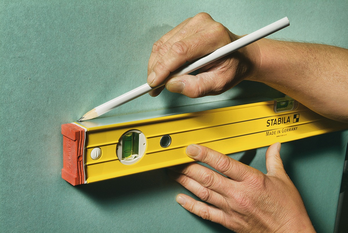 STABILA Elektronische Magnet-Wasserwaage TECH 196 M, 61 cm, 2 Digital-Displays, Messbereich: 0° – 360° (4 x 90°), Anzeige-Modi: °, %, mm/m, in/ft, Schutzklasse IP 65, Seltenerd-Magnetsystem, Tasche