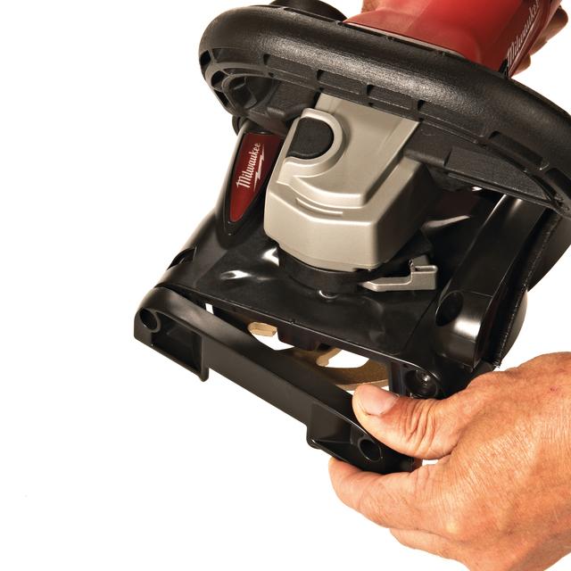 Milwaukee AGV15-125XCDEG-SET Winkelschleifer mit Absaughaube Schleifen