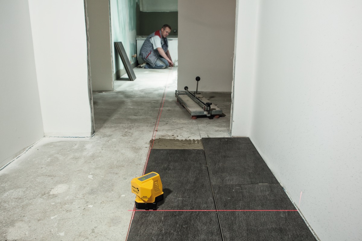 STABILA Bodenlinien-Laser FLS 90, exakter 90-Grad-Winkel am Boden, Reichweite Laserlinie 15 m, Schutzklasse IP 54, Umsteck-Sockel, Zielplatte, Tasche