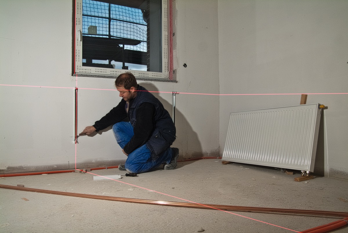 STABILA Kreuzlinienlaser LAX 300, 5-teiliges Set, selbstnivellierend, scharfe Laser-Linien mit Lotpunkten, Reichweite bis 20 m, Schutzklasse IP 54, inklusive Teleskopstange LT 30