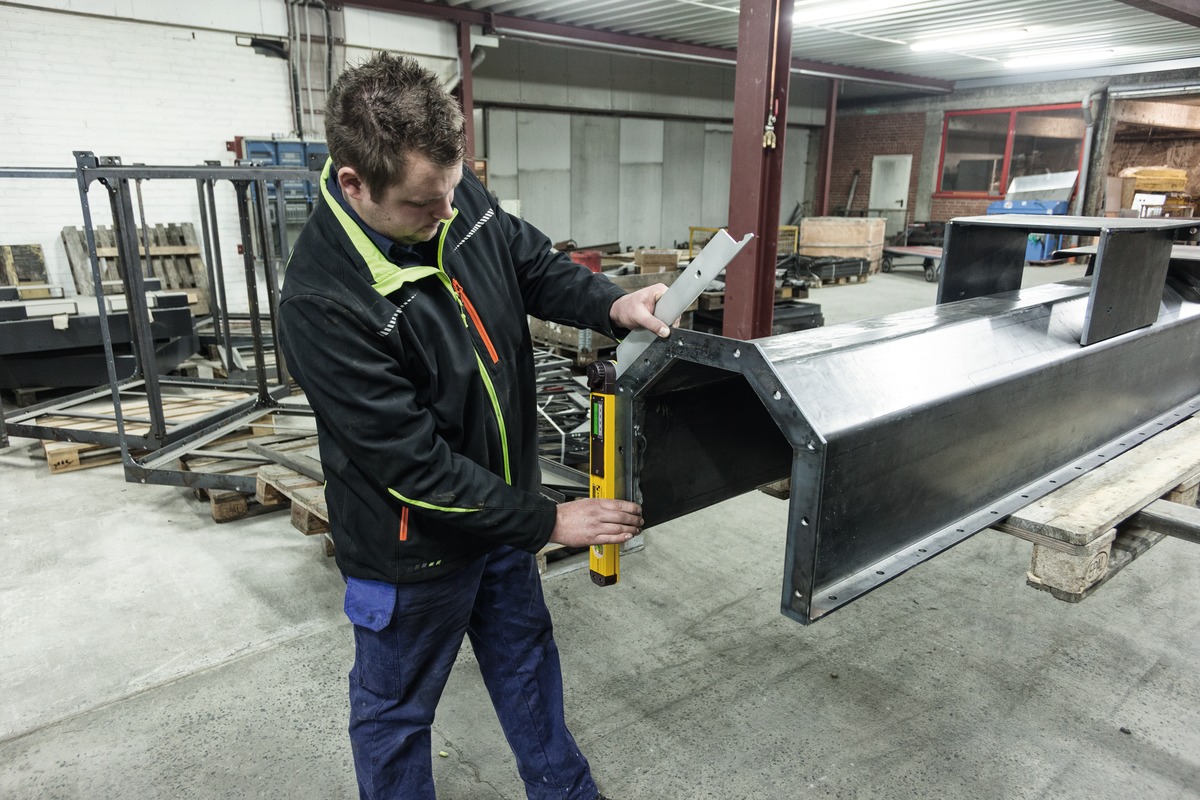 STABILA Elektronischer Winkelmesser TECH 700 DA, 45 cm, 1 Digital-Display, Messbereich: 0° – 270°, Anzeige-Modus: Grad, 1 Horizontal-Libelle, 1 Vertikal-Libelle, Schutzklasse IP 54, Tasche