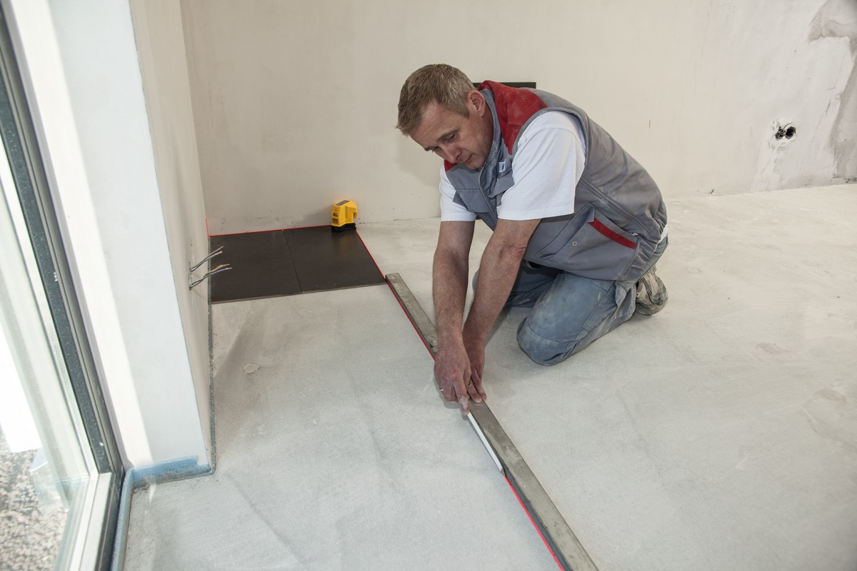 STABILA Bodenlinien-Laser FLS 90, exakter 90-Grad-Winkel am Boden, Reichweite Laserlinie 15 m, Schutzklasse IP 54, Umsteck-Sockel, Zielplatte, Tasche