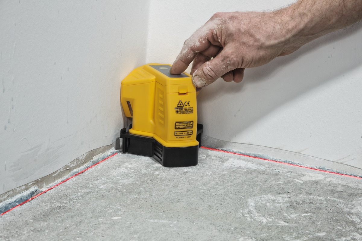 STABILA Bodenlinien-Laser FLS 90, exakter 90-Grad-Winkel am Boden, Reichweite Laserlinie 15 m, Schutzklasse IP 54, Umsteck-Sockel, Zielplatte, Tasche