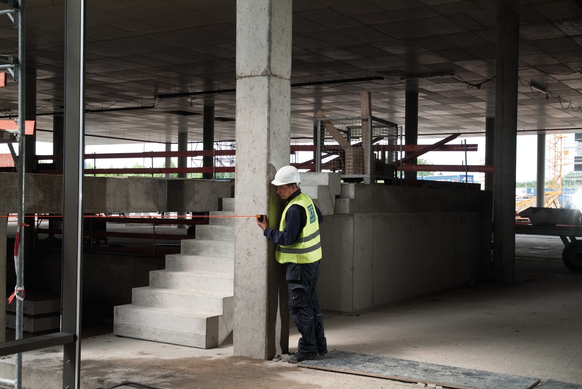 STABILA Laser-Entfernungsmesser LD 320, max. Messbereich 60 m, 8 Messfunktionen (u. a. Fläche, Volumen, Pythagoras, MIN/MAX-Tracking), IP 40, Tasche, Handschlaufe, inkl. Batterien (2 x AAA)