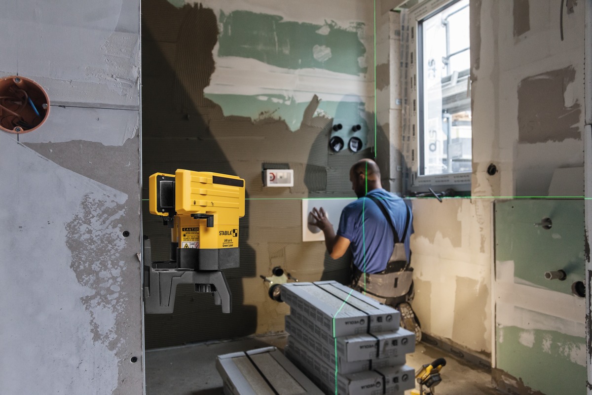 STABILA Kreuzlinienlaser LAX 50 G, 3-teiliges Set, selbstnivellierend, helle grüne Laser-Linien, Reichweite bis 30 m, Einknopfsystem, Schutzklasse IP 53, Mehrzweckplattform, Tasche