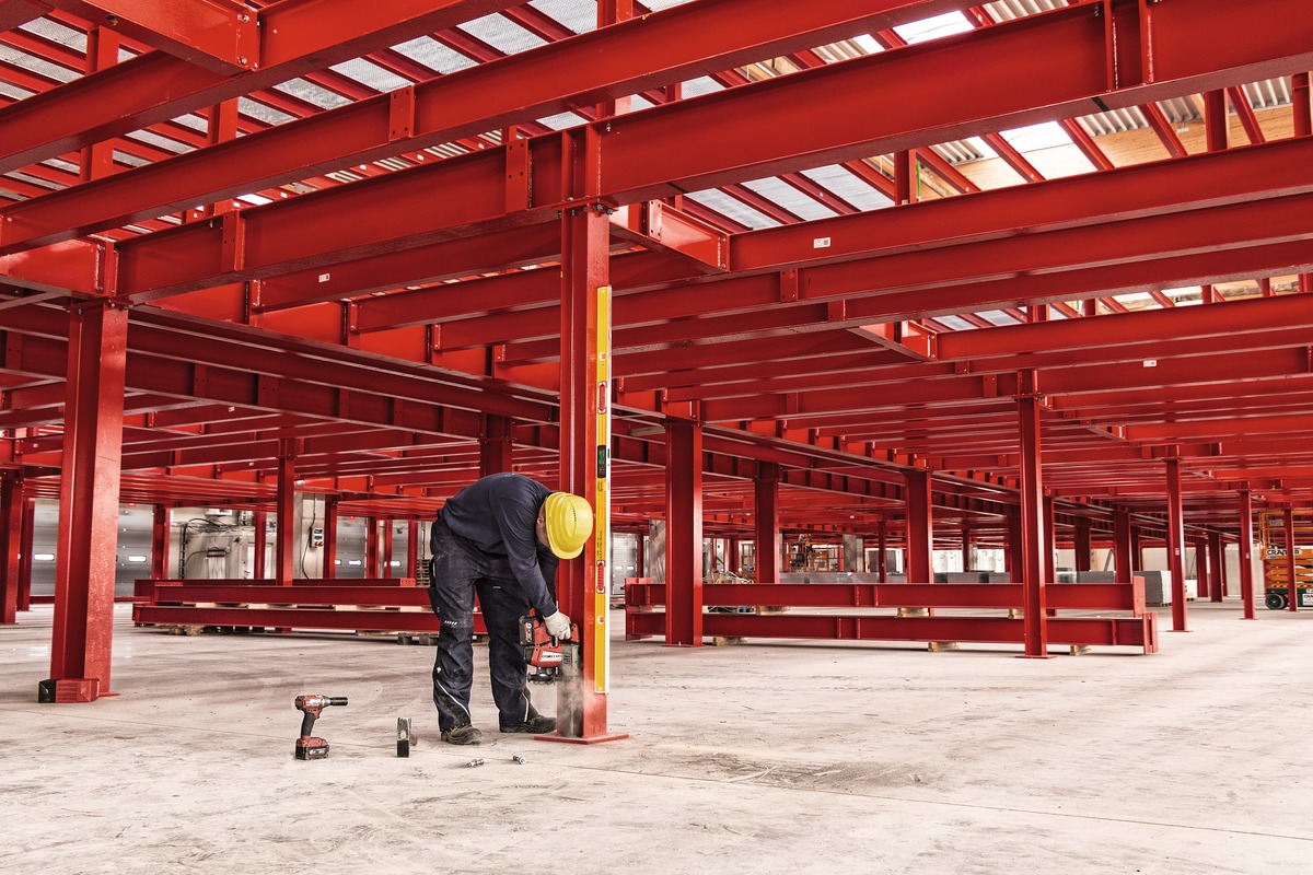 STABILA Elektronische Magnet-Wasserwaage TECH 196 M, 61 cm, 2 Digital-Displays, Messbereich: 0° – 360° (4 x 90°), Anzeige-Modi: °, %, mm/m, in/ft, Schutzklasse IP 65, Seltenerd-Magnetsystem, Tasche