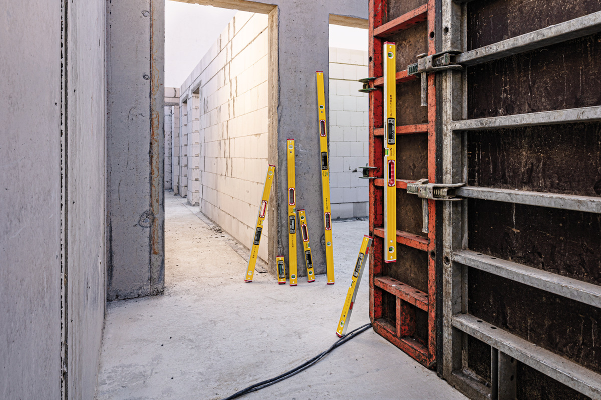 STABILA Digitale Wasserwaage TECH 196M DL, 61 cm, wasser- und staubdicht nach IP 67, 2 Digital-Displays, kalibrationsfrei, Anzeige-Modi: °, %, mm/m, in/ft, Magnetsystem, Tasche