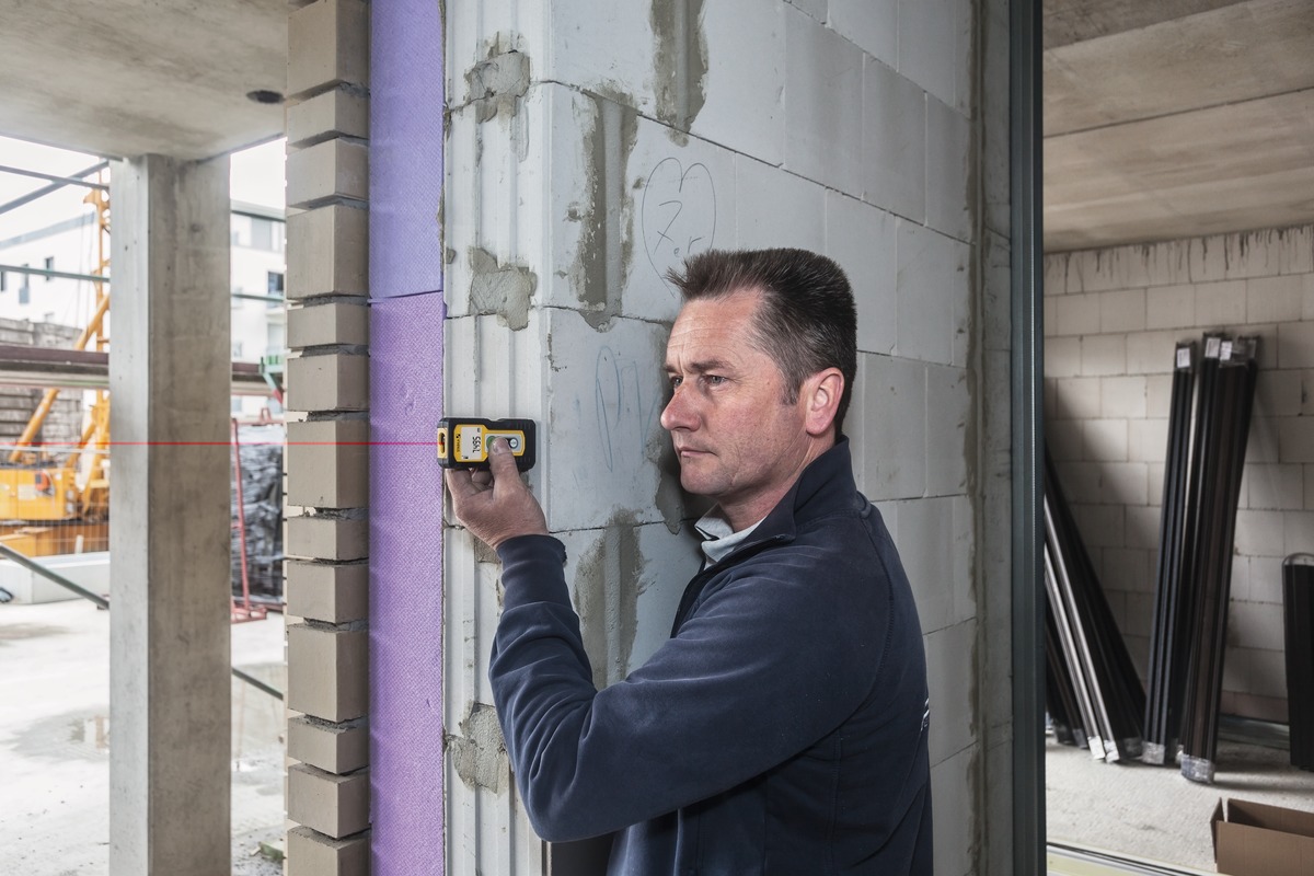 STABILA Laser-Entfernungsmesser LD 220, max. Messbereich 30 m, 4 Messfunktionen (u. a. Fläche und Volumen), IP 54, inkl. Batterien (2 x AAA)