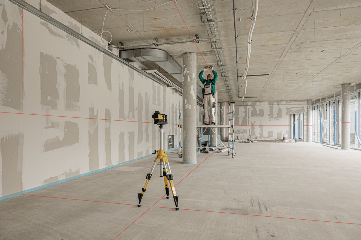 STABILA 12-V-System Kreuzlinienlaser LAX 600, selbstnivellierend, 3 x 360° rote Laserlinien, max. Reichweite: 30 m, CAS-Akku und -Ladegerät (EU), Universal- und Wandhalterung, Tragekoffer