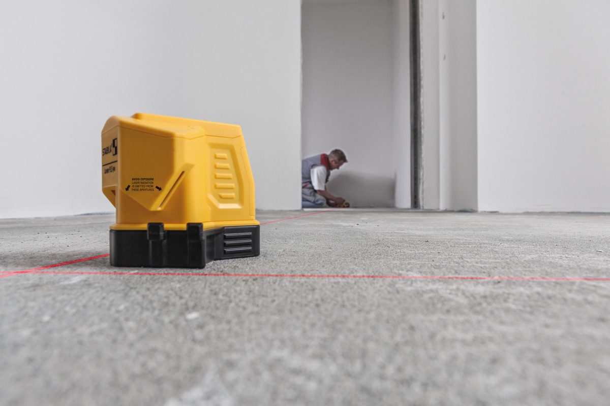 STABILA Bodenlinien-Laser FLS 90, exakter 90-Grad-Winkel am Boden, Reichweite Laserlinie 15 m, Schutzklasse IP 54, Umsteck-Sockel, Zielplatte, Tasche