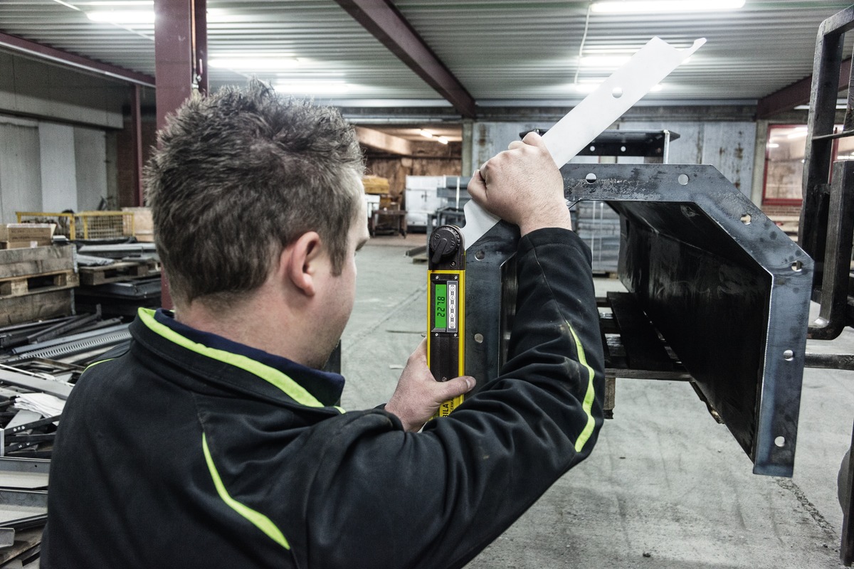 STABILA Elektronischer Winkelmesser TECH 700 DA, 45 cm, 1 Digital-Display, Messbereich: 0° – 270°, Anzeige-Modus: Grad, 1 Horizontal-Libelle, 1 Vertikal-Libelle, Schutzklasse IP 54, Tasche