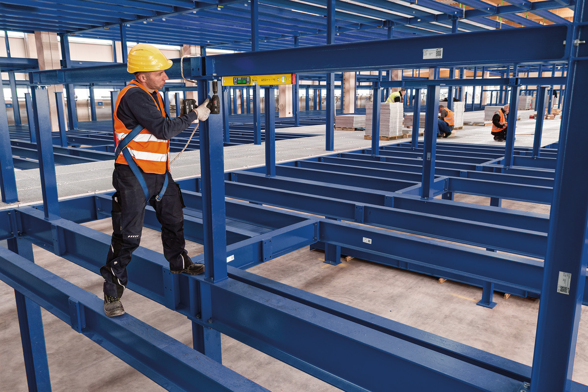 STABILA Digitale Wasserwaage TECH 196M DL, 61 cm, wasser- und staubdicht nach IP 67, 2 Digital-Displays, kalibrationsfrei, Anzeige-Modi: °, %, mm/m, in/ft, Magnetsystem, Tasche