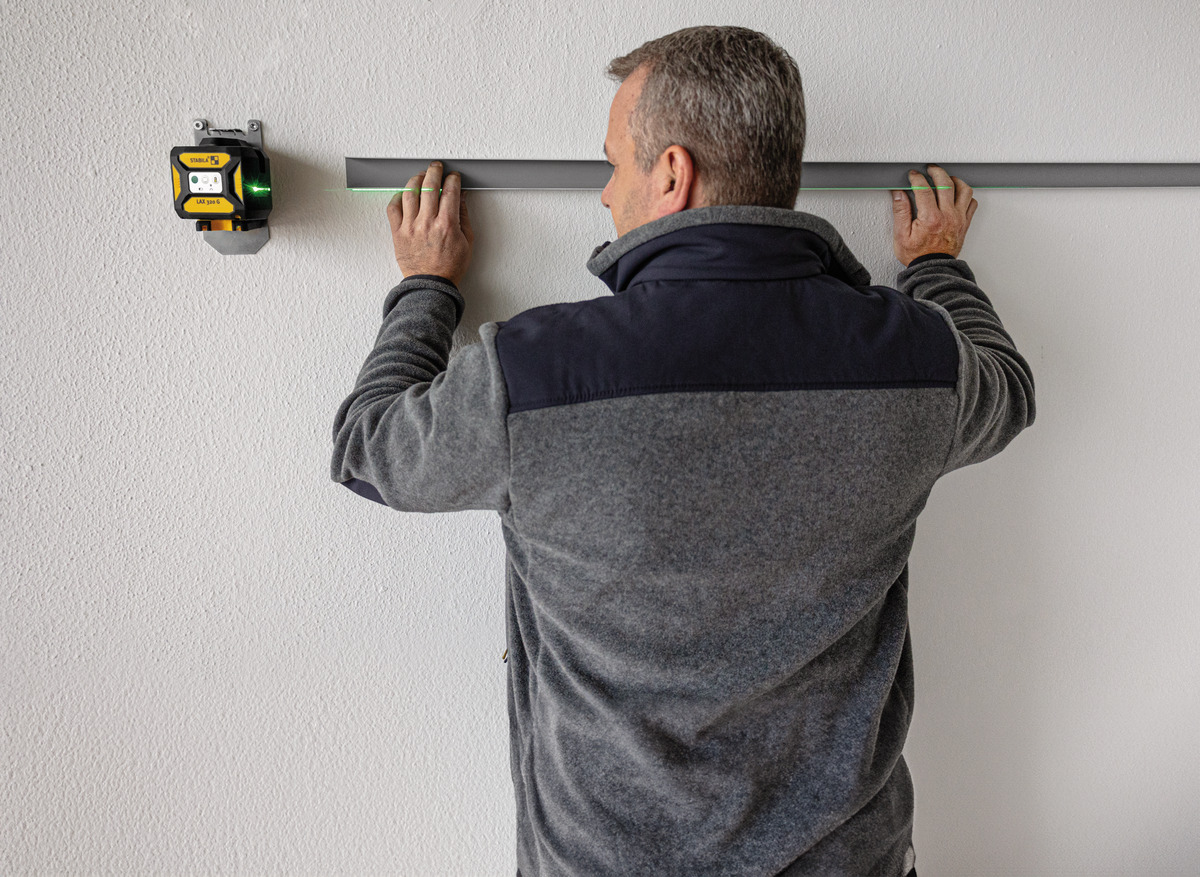 STABILA Kreuzlinienlaser grün LAX 320 G, selbstnivellierend, mit Lotpunkten, max. Reichweite: 30 m, Set inkl. Laserbasis, Wandhalterung, Zielplatte, Gürteltasche, Batterien (3 x AA)